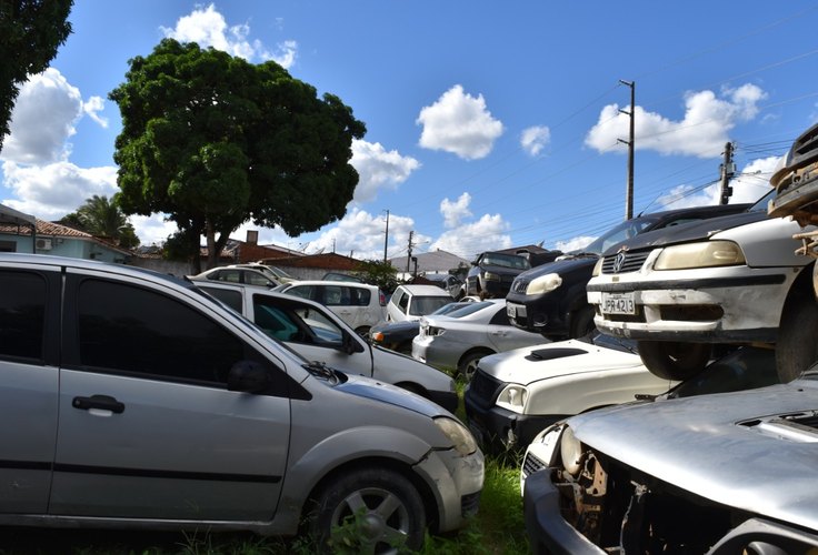 Fabiano Leão pede ao governo que retire os carros apreendidos dos pátios da delegacia e rodoviária