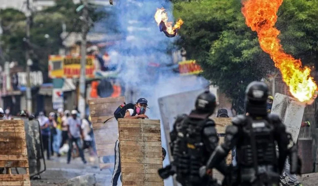 Violência em protestos resultou em 19 mortos e mais de 800 feridos na Colômbia