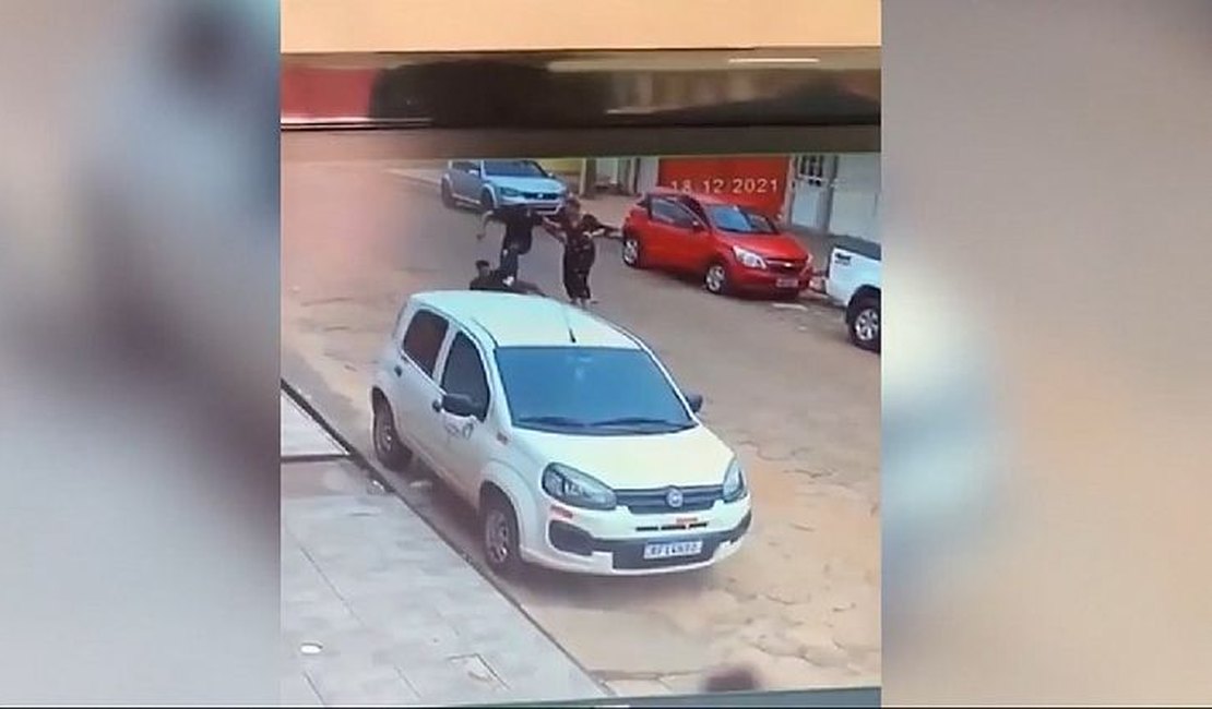 Vídeo: jovem negro é espancado e acusado de roubar o próprio carro