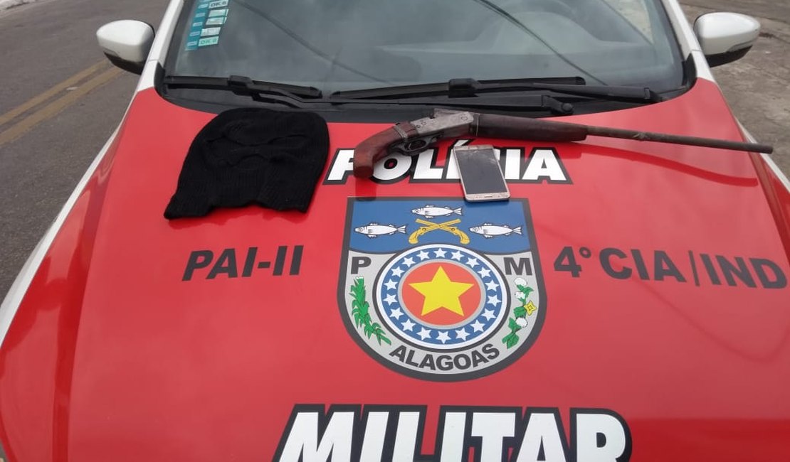 Dupla é presa com espingarda após roubar celular e moto em Capela