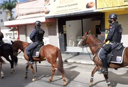 Homem com passagens por roubo é flagrado com armas brancas em Arapiraca