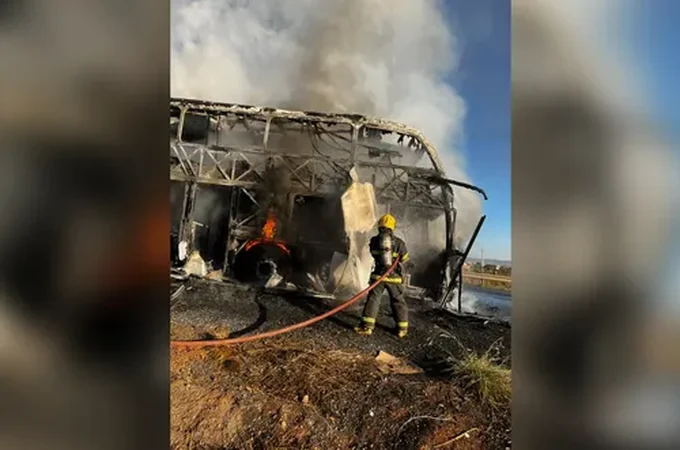 Ônibus com 65 passageiros pega fogo e interdita rodovia