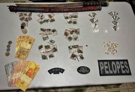 Jovens são presos com espada katana e diversos tipos de drogas em Arapiraca
