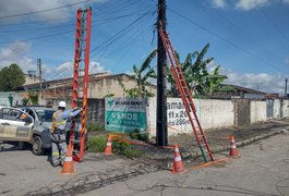 Chama em poste assusta moradores e deixa ruas sem energia, na Primavera, em Arapiraca; Assista