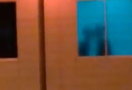 Imagens mostram casal trocando carícias dentro de sala de unidade de saúde em Maceió