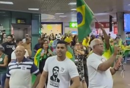 Grupo espera chegada do ex-presidente Jair Bolsonaro no Aeroporto Zumbi dos Palmares