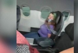 Mulher é amarrada e amordaçada após tentar abrir porta de avião