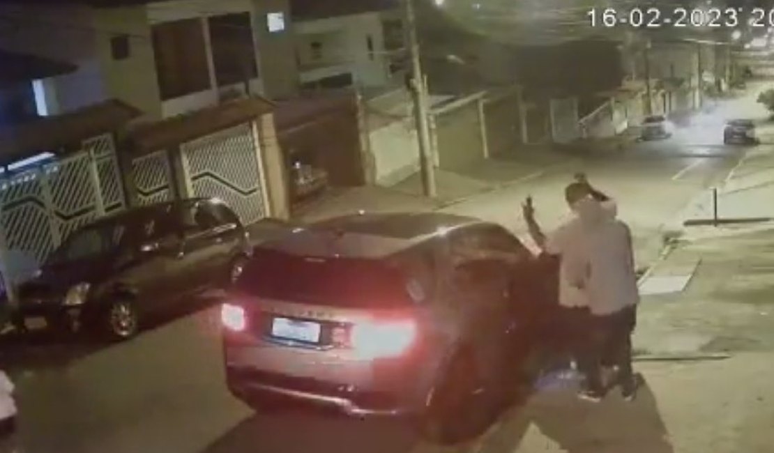 VÍDEO: Cantor Péricles é vítima de assalto e tem carro roubado por criminoso