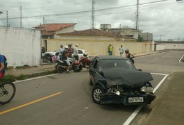 Colisão entre carros deixa mulher ferida no Jardim Tropical, em Arapiraca