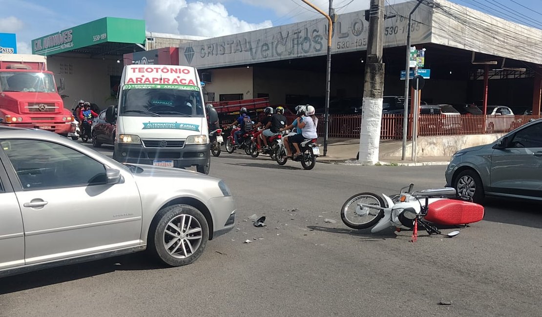 Colisão entre carro e moto é registrada no ﻿bairro Brasília, em Arapiraca