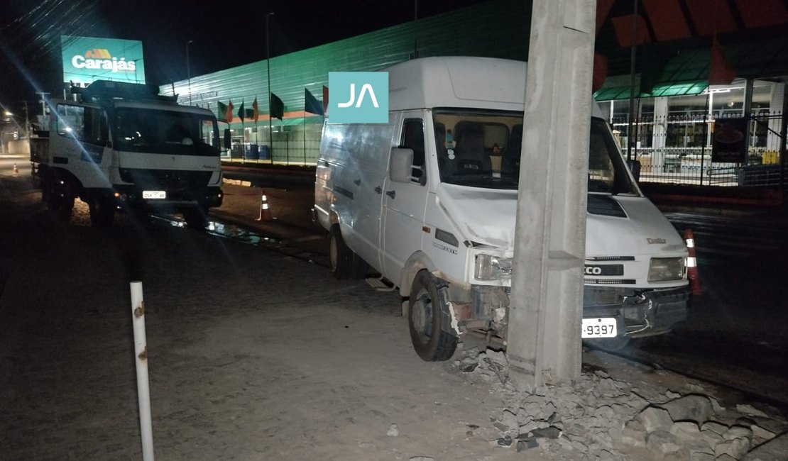 Falha em freios causa colisão de van em poste, em Arapiraca
