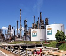 Petrobras reduz preço da gasolina em 4,4% nas refinarias neste sábado (25)