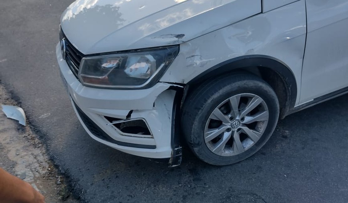 Motorista de carro não respeita sinalização e colide em moto em Arapiraca