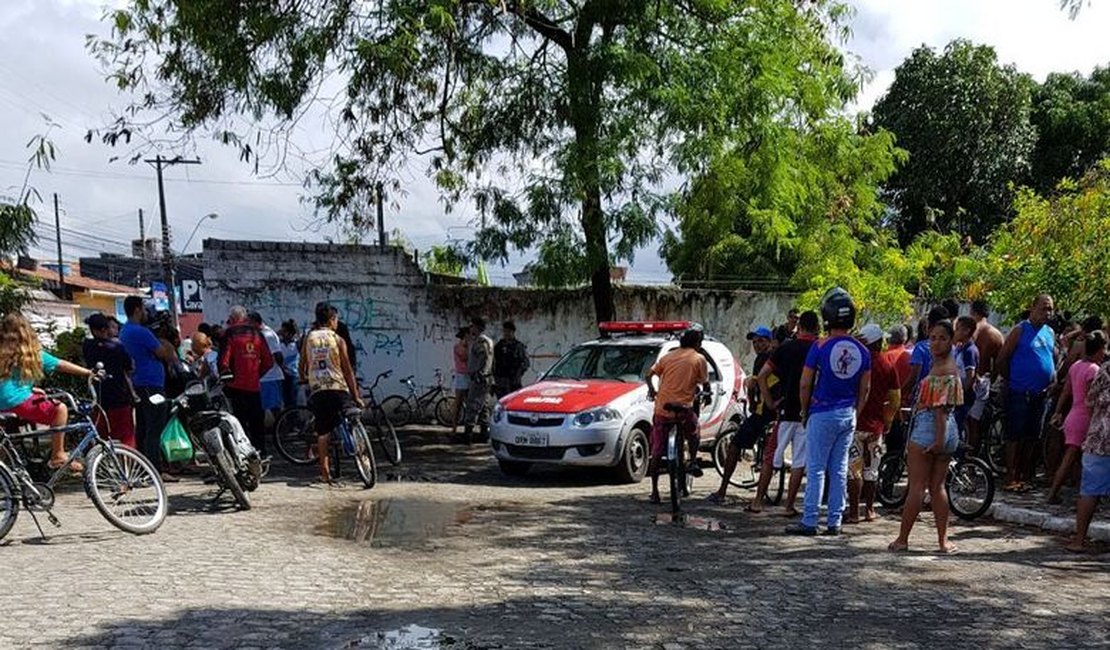 Homossexual é encontrado morto e sem roupas em frente à Guarda Municipal