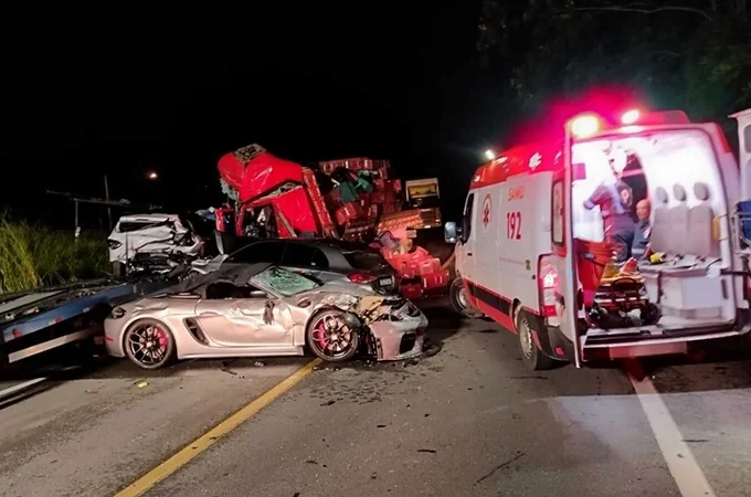 Homem morre e dois ficam feridos em batida frontal entre caminhão de verduras e carreta cegonha em São Miguel dos Campos