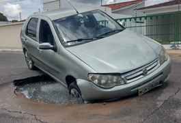 Vídeo. Solo cede e deixa carro preso em buraco no bairro Baixão, em Arapiraca