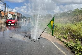 Cano quebrado no meio de via em Arapiraca provoca grande desperdício de água