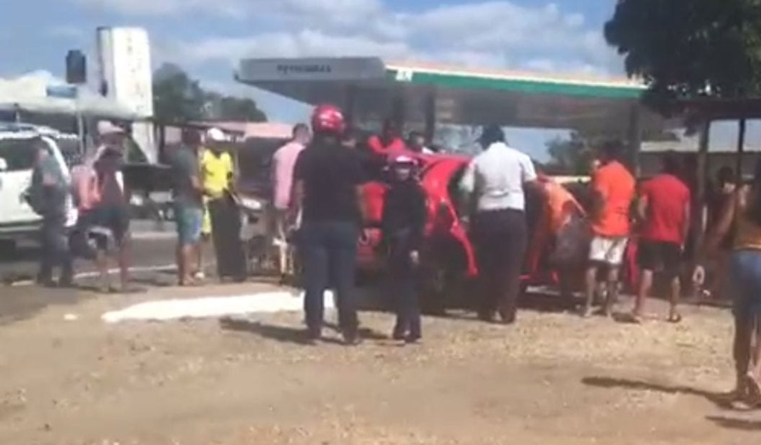 Carro é atingido na traseira, capota e quatro ocupantes são socorridos em Arapiraca