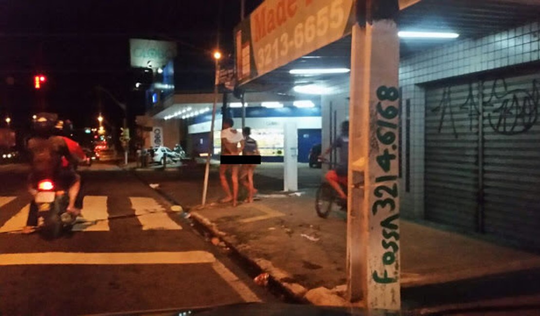 Suspeitos de roubos são amarrados e correm pelados em avenida de Natal; veja vídeo