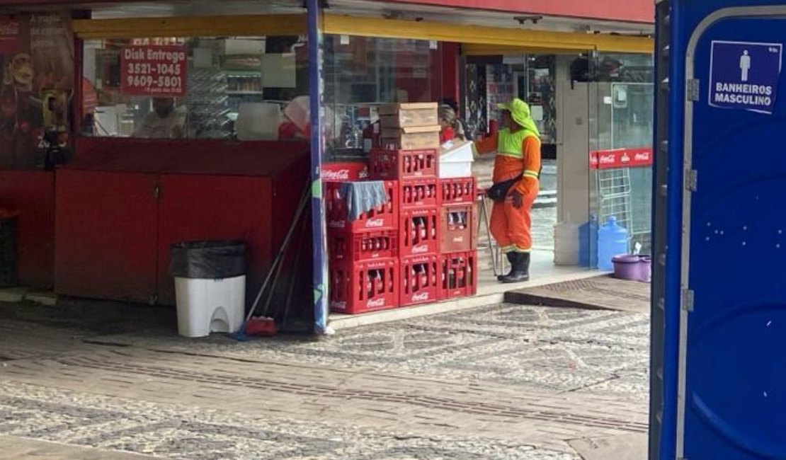 Lanchonete tem vidro quebrado e é invadida durante a madrugada na Praça Marques
