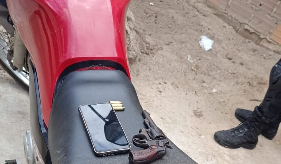 Jovem é preso em Arapiraca com arma de fogo e motocicleta roubada