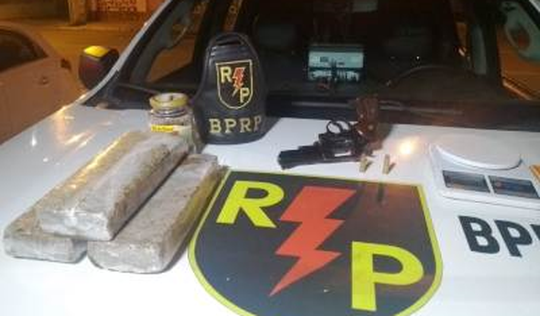 Polícia apreende aproximadamente seis quilos de maconha e arma de fogo em Maceió