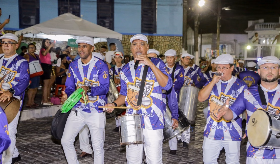 Batucadas penedenses Unidos do Bairro e Milionários do Samba movimentam Corredor da Folia