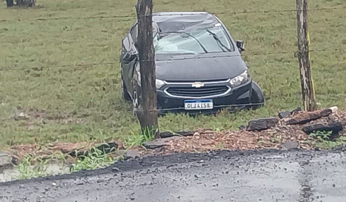 Por causa das chuvas, motorista perde controle de veículo e capota na AL-115