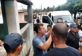 Como prometido, Luciano Huck volta a Alagoas para entregar casa a cozinheira