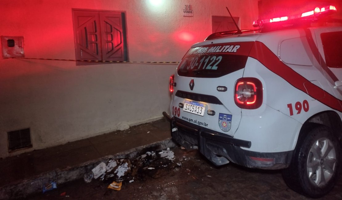 Homem é morto na sala de residência no bairro Manoel Teles, em Arapiraca