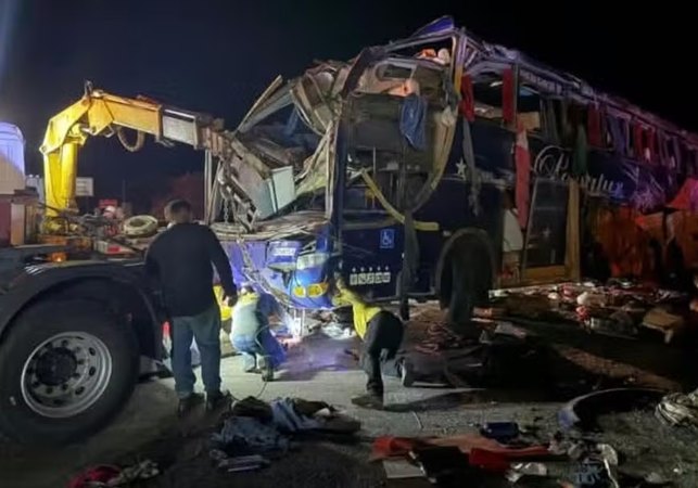 Corpos de vítimas de acidente com ônibus na BR-116 são liberados do IML e levados para Alagoas, São Paulo e Bahia
