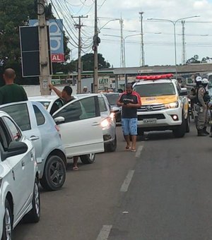 Vídeo. Motoristas de transportes por aplicativo realizam protestos pela baixa no valor do combustível, em Arapiraca