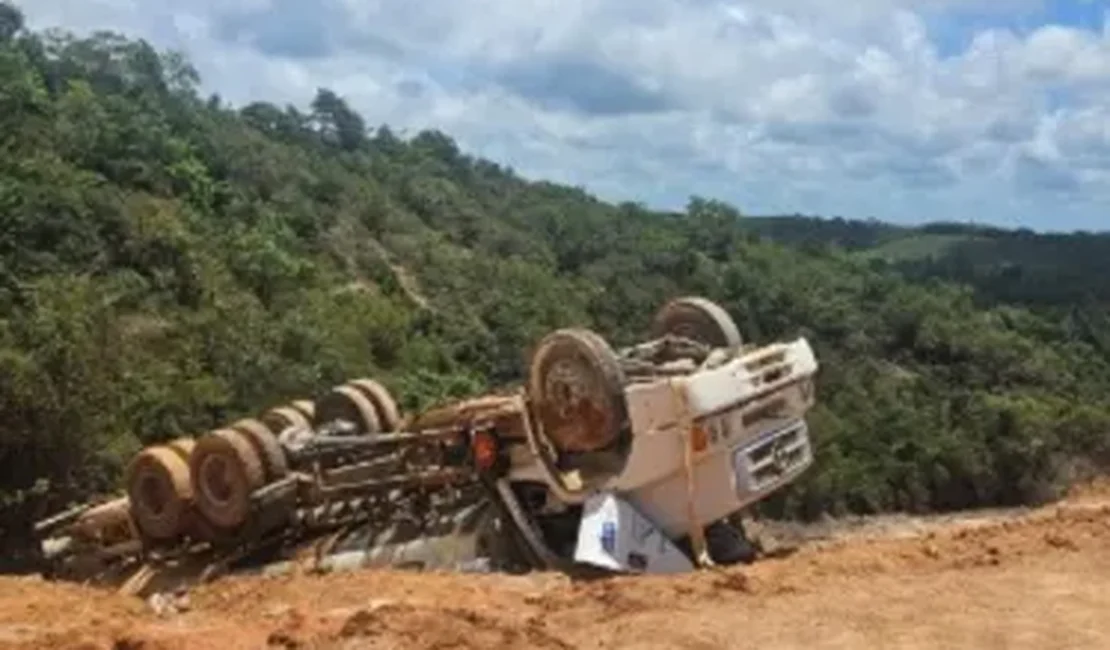 Grave acidente deixa trabalhador morto após tombamento de caminhão na rodovia AL-101