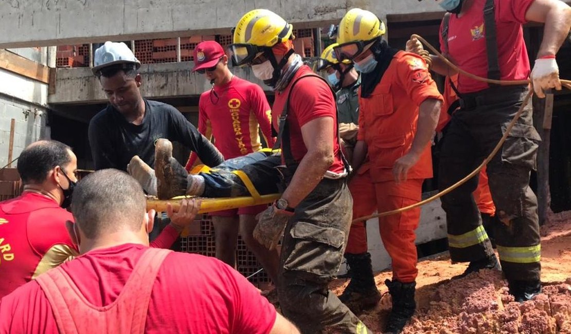 Operário fica soterrado após deslizamento de terra sobre construção em Maceió
