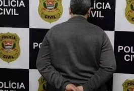 Após 3 anos foragido, professor acusado de abusar sexualmente de 18 alunas é preso escondido debaixo de sofá