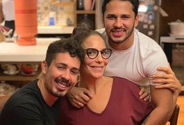 Com noivo, Carlinhos Maia janta em casa de Ivete Sangalo e se impressiona: 'pobre igual a gente'