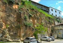 Homem de 59 tem ferimento na cabeça após cair da Rocheira, em Penedo