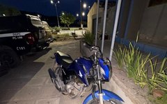 Dupla é presa com arma de fogo e moto roubada em São Miguel dos Campos