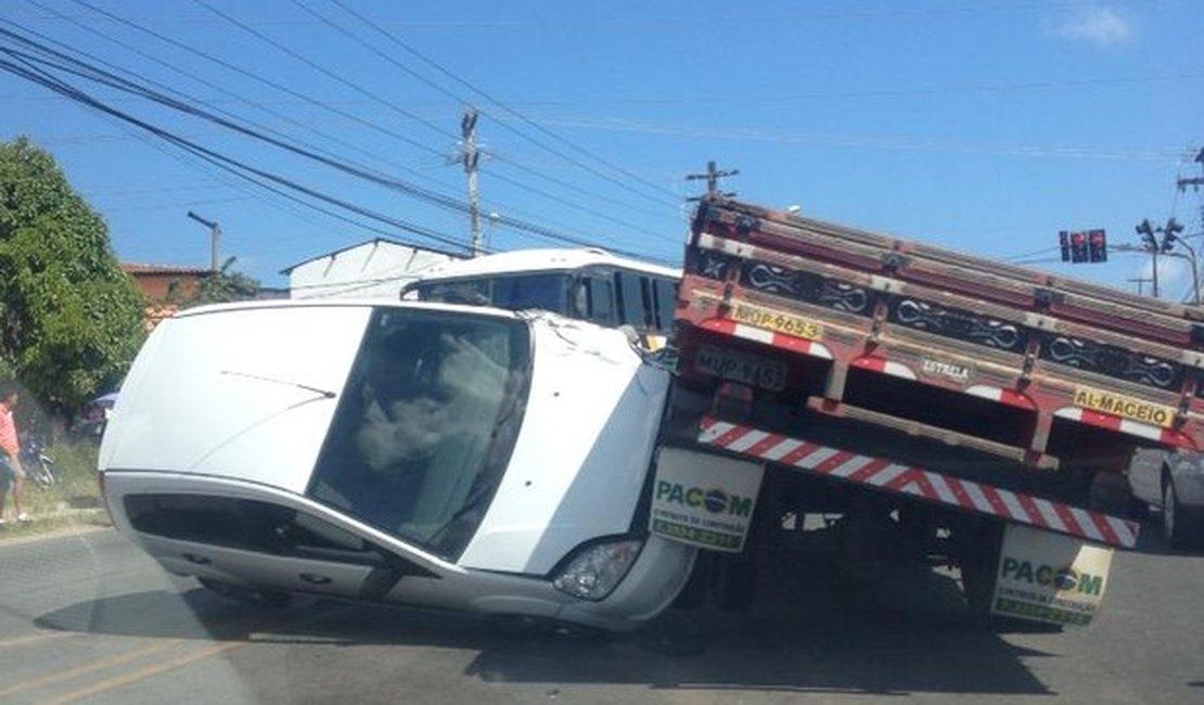 Veículo de passeio colide violentamente com caminhão