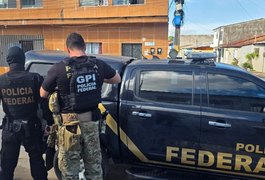 Polícia Federal faz buscas em Maceió contra suspeito de furtar equipamentos de agência da Caixa, em Maceió
