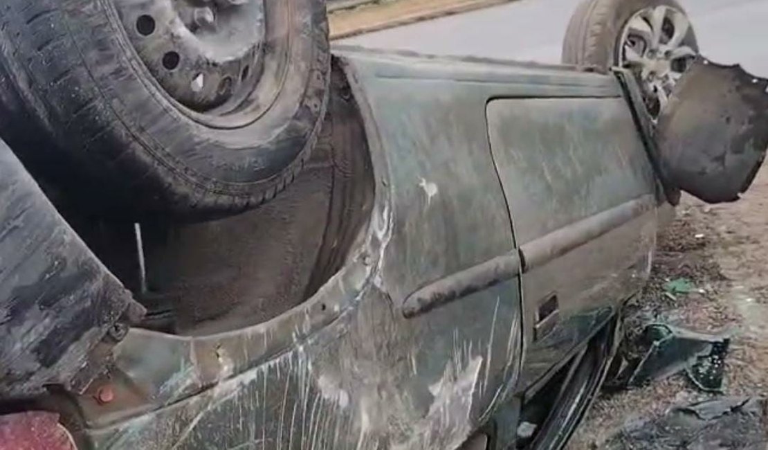 Vídeo mostra detalhes de capotamento de carro após 'fechada' na AL-220, em Arapiraca