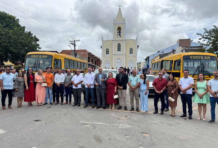 Inaugurações e entregas de veículos marcam festividade de 72 anos de Feira Grande; assista