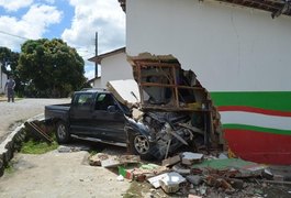Condutor perde o controle e veículo invade escolinha de futebol
