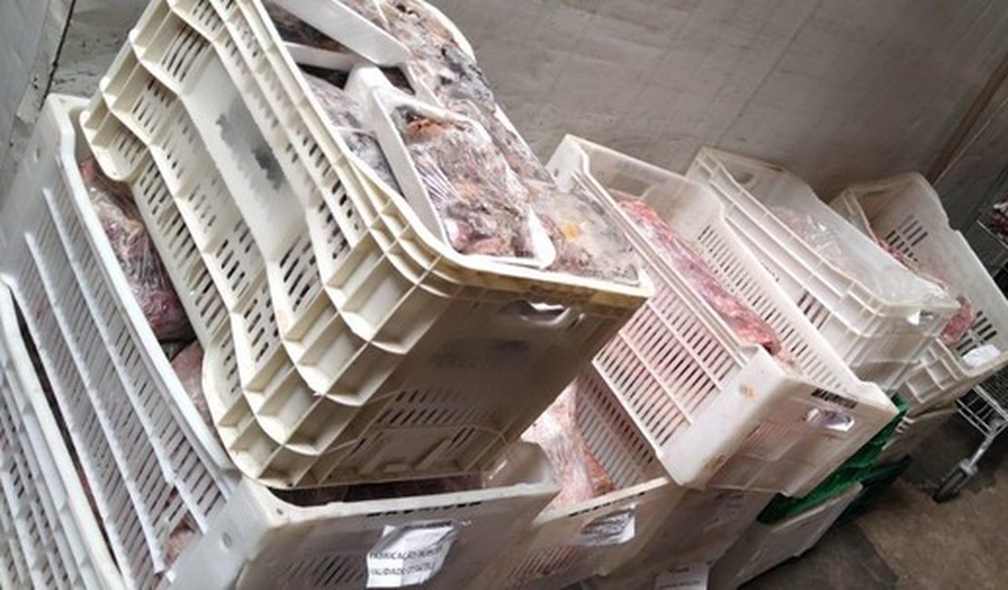 Uma tonelada de carne estragada é apreendida em supermercado de Maceió