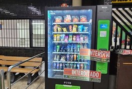 Vigilância Sanitária interdita máquina de lanches com produtos vencidos em faculdade de Maceió