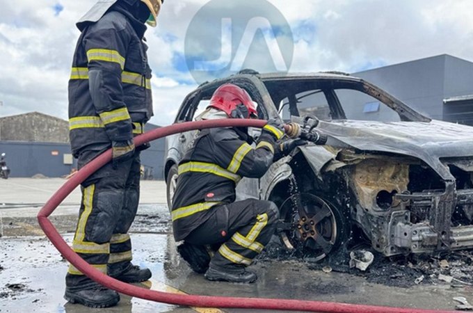 VÍDEO: Carro pega fogo no estacionamento de supermercado na Av. Ceci Cunha