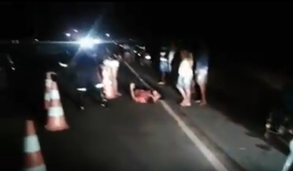 VÍDEO. Acidente entre moto e bicicleta deixa dois homens feridos em Arapiraca