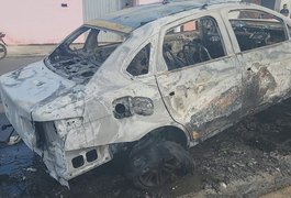 Carro de passeio a gás pega fogo ao lado da creche do Brisa do Lago, em Arapiraca