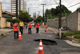 Asfalto cede e Defesa Civil evacua bloco de apartamentos no Pinheiro