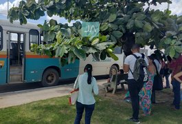 Passageiros descem de ônibus da RM Viação no bairro Canafístula após problema mecânico